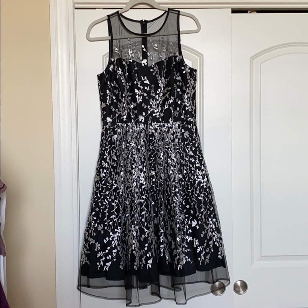 WHBM Embroidered dress Sz 6 NEW